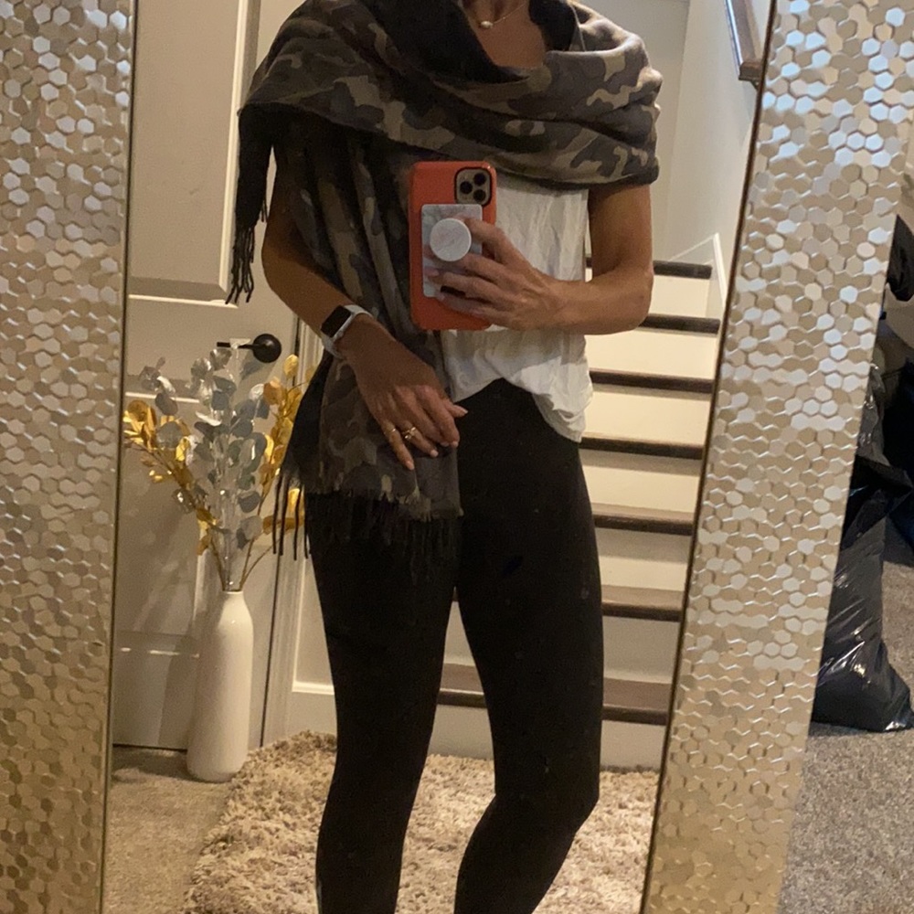 Reversible camo/grey scarf w pockets.